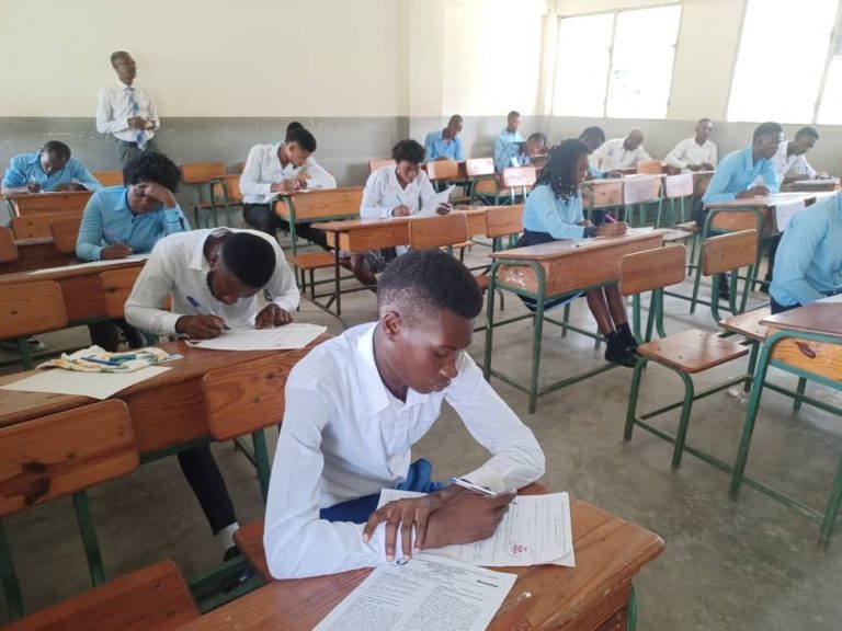 Mais de 100 mil estudantes driblam crise e violência para prestar 'Enem do Haiti'