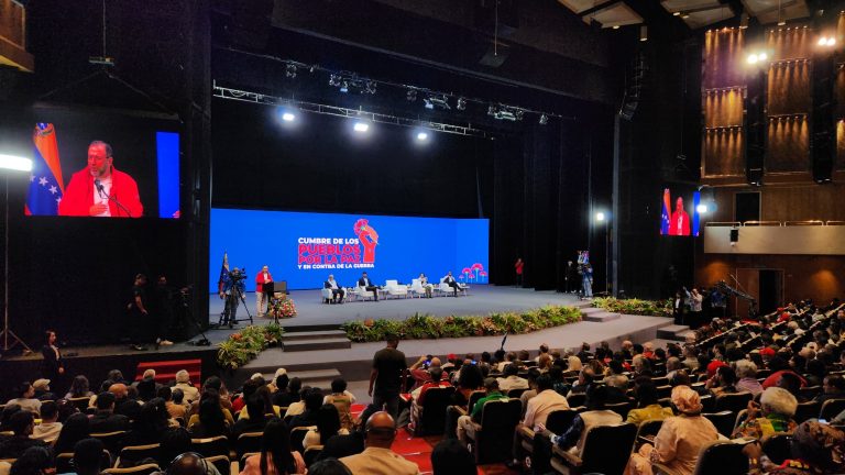 Às vésperas das eleições, Venezuela denuncia ataques imperialistas na Cúpula dos Povos pela Paz