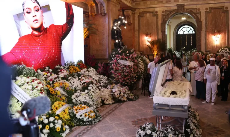 Com presença de familiares e primeira-dama Janja, milhares se despedem de Preta Gil no RJ