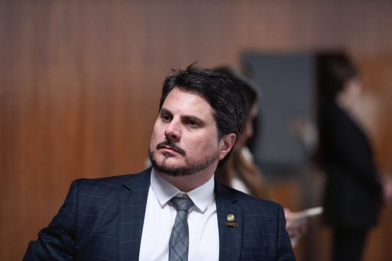 Após viajar ilegalmente aos EUA, Marcos do Val tem contas bloqueadas por Alexandre de Moraes