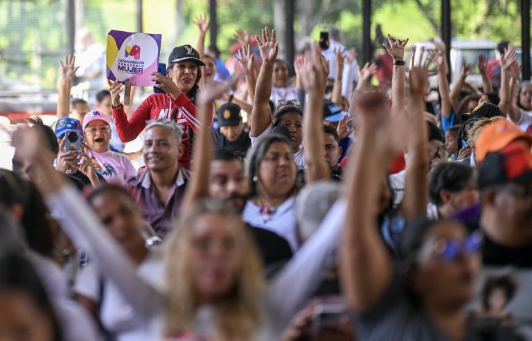 Venezuelanos votam para prefeitos em eleição marcada pela presença de jovens das comunas