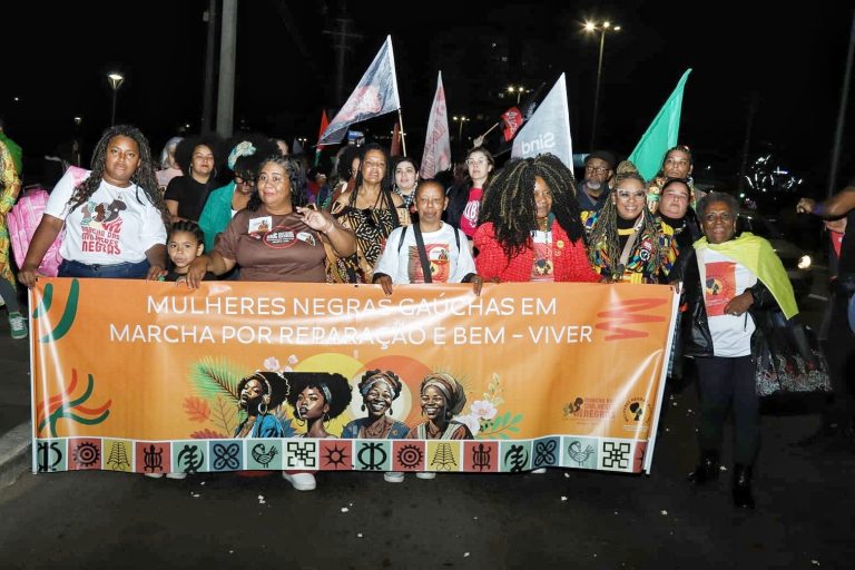Marcha histórica ecoa vozes negras por reparação e bem viver em Porto Alegre