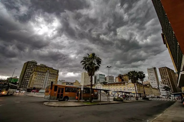 Nuvens carregadas sobre Porto Alegre