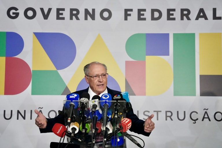 A quatro dias do tarifaço, Alckmin reforça que governo ainda segue dialogando com os EUA