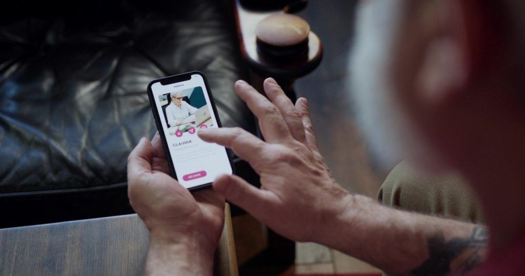 pessoa com celular mexendo em aplicativos