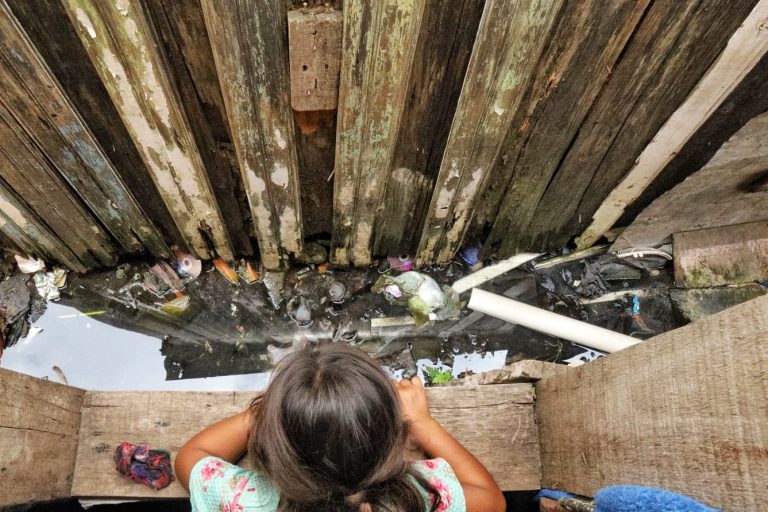 O abandono pós-enchente em Porto Alegre: Relatos de descaso e a atuação do Judiciário