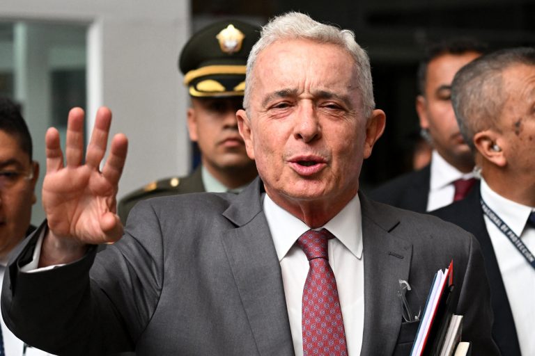 Uribe é condenado a 12 anos de prisão domiciliar na Colômbia
