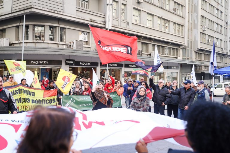 Servidores públicos realizam ato unificado contra a reforma administrativa em Porto Alegre