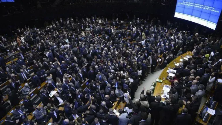 Aumento de deputados contraria discurso de austeridade do Congresso, avalia cientista político