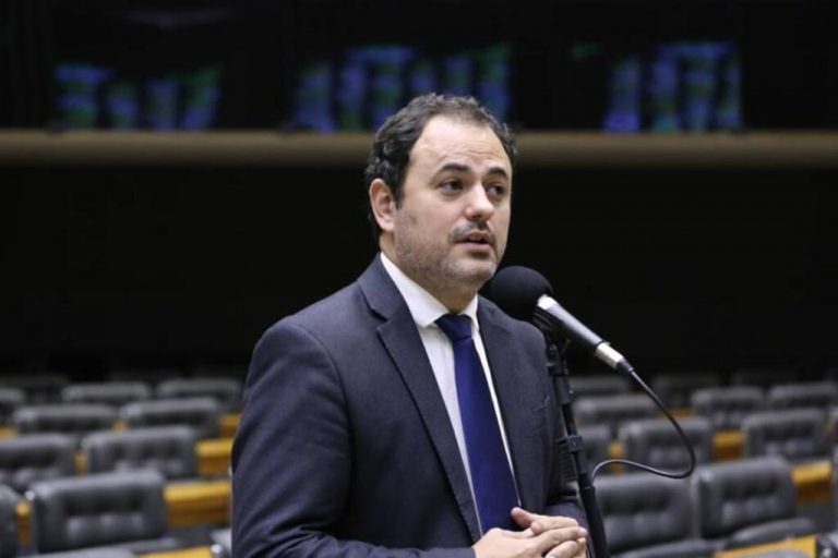 Trump tenta 'golpe' para salvar Bolsonaro e 'meter a mão' nas terras raras, diz Glauber Braga