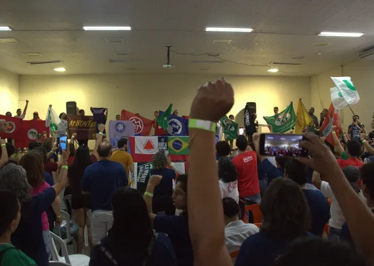 Votação pode ocorrer em urnas físicas ou digitais, organizadas por voluntários nos bairros e cidades do país