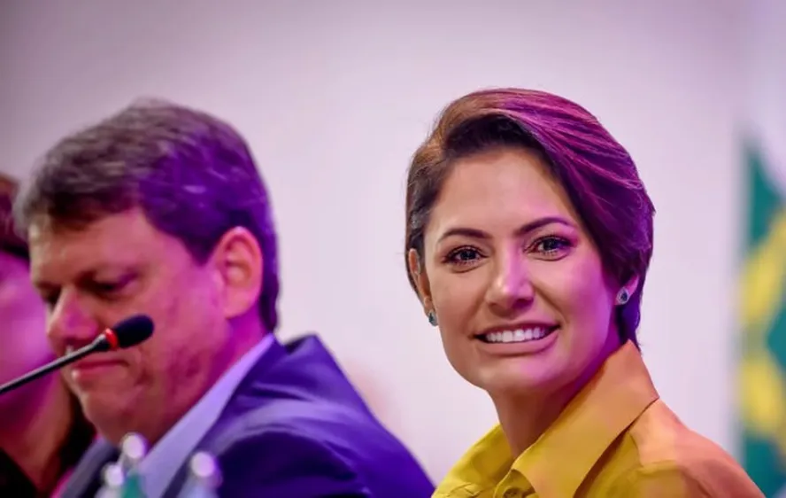 Ex-primeira-dama Michelle Bolsonaro (PL) e governador de São Paulo Tarcísio de Freitas (Republicanos)