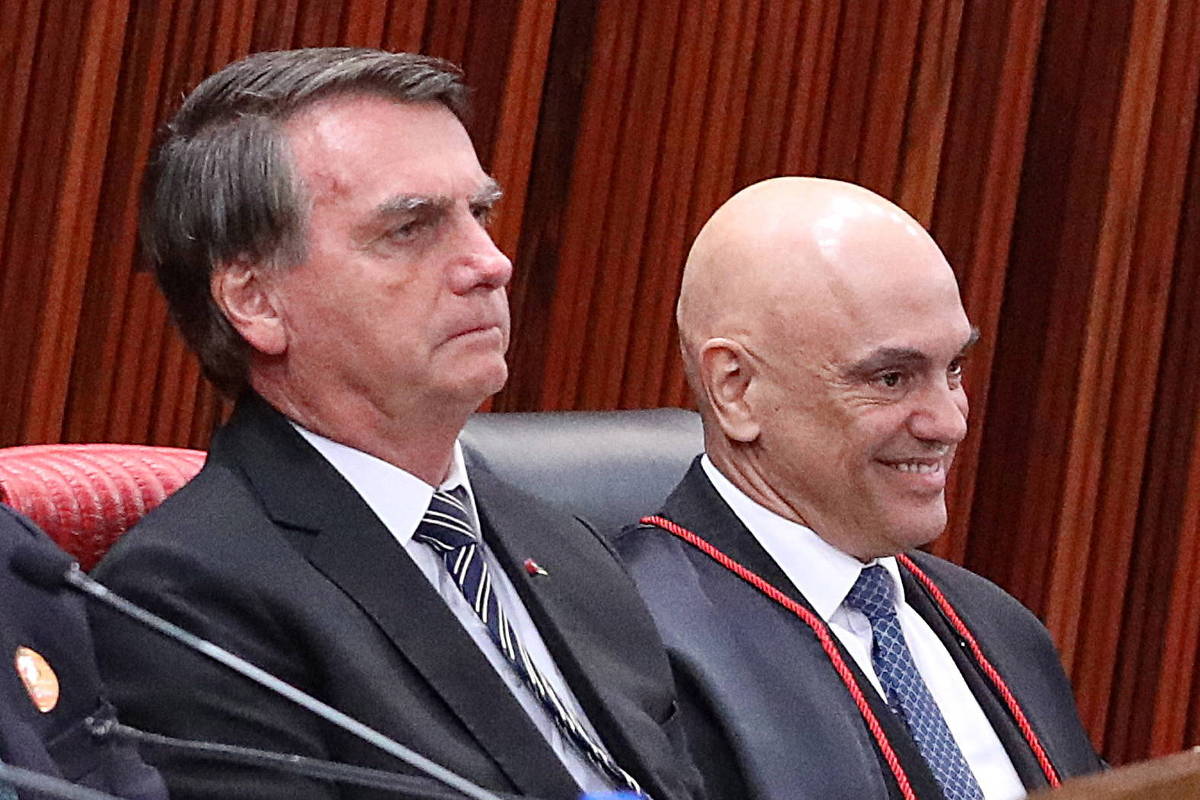 Na frente, ex-presidente Jair Bolsonaro (PL); atrás, o ministro do STF Alexandre de Moraes