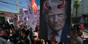 Brasileiros protestaram em defesa da soberania nacional e contra Donald Trump, perto do consulado americano, em São Paulo