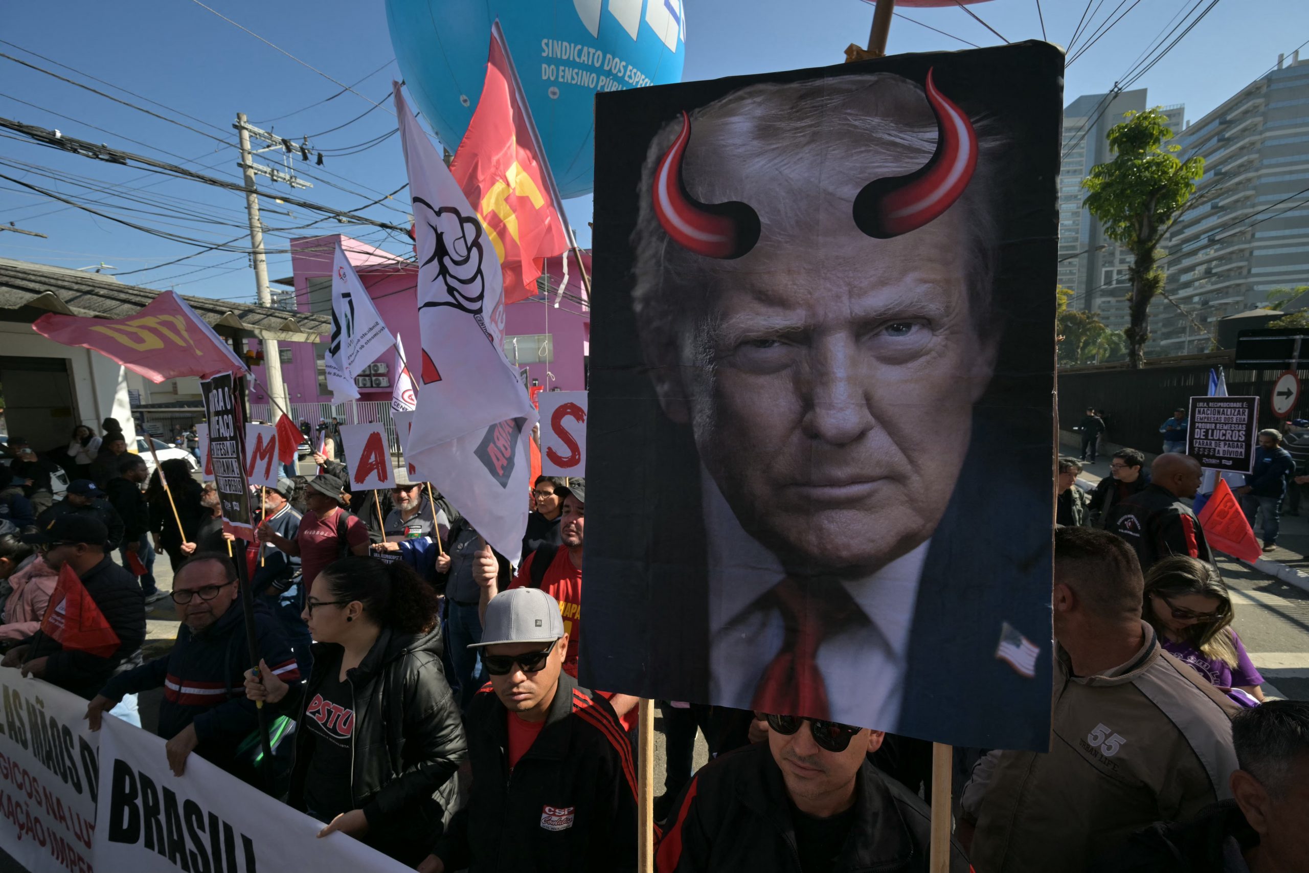 Brasileiros protestaram em defesa da soberania nacional e contra Donald Trump, perto do consulado americano, em São Paulo