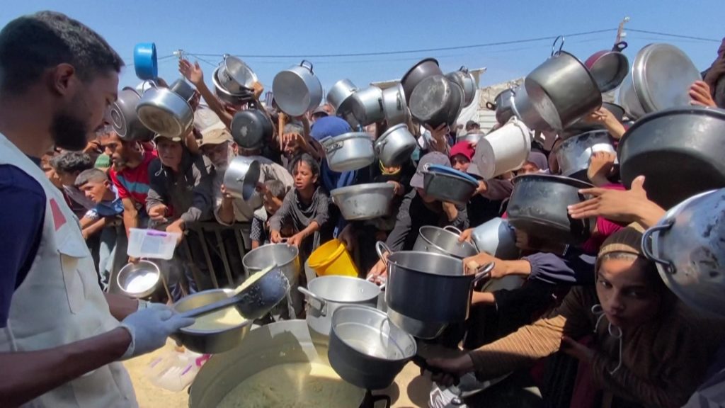 Palestinos se arriscam para conseguir comida