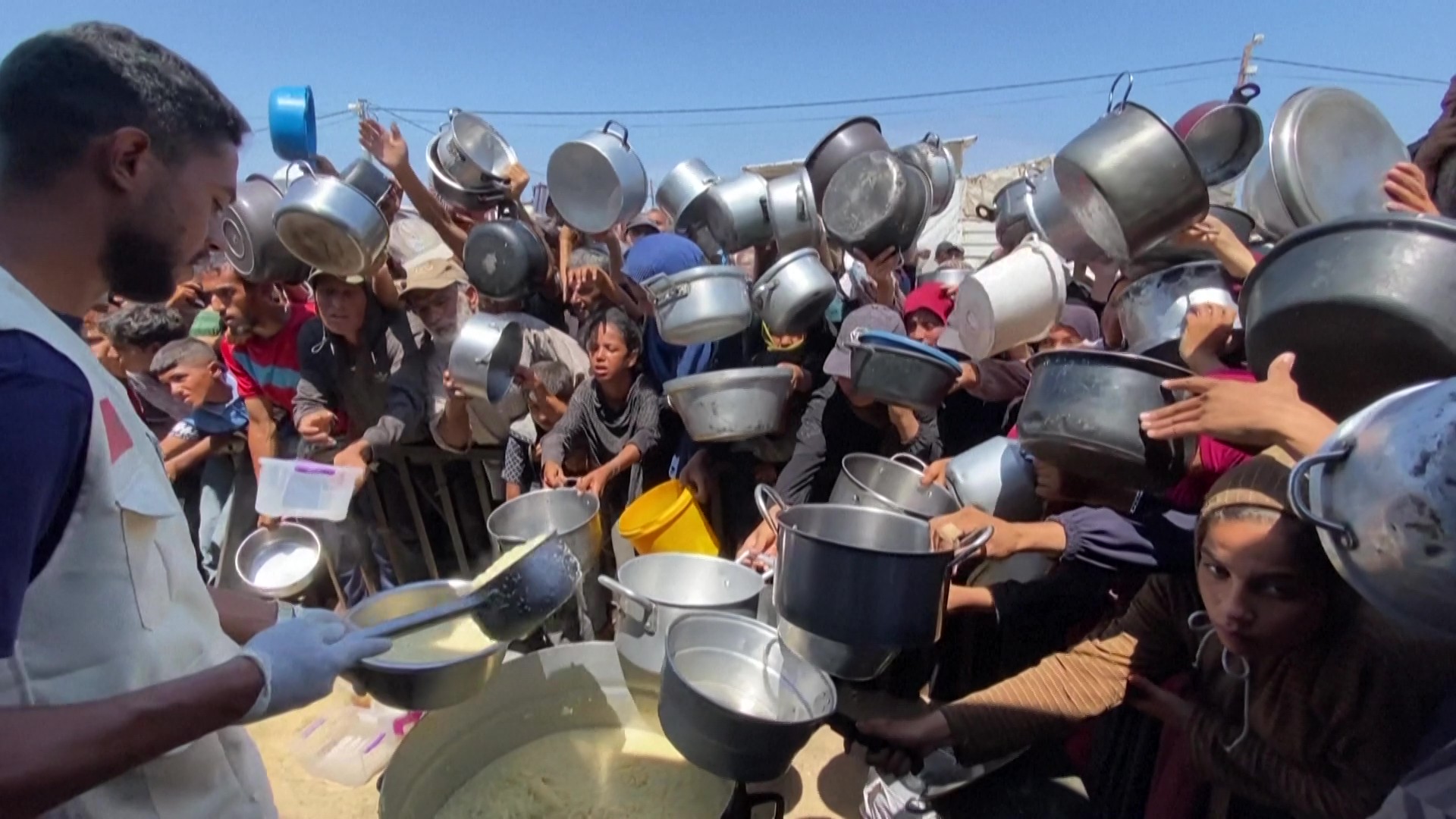 Palestinos se arriscam para conseguir comida