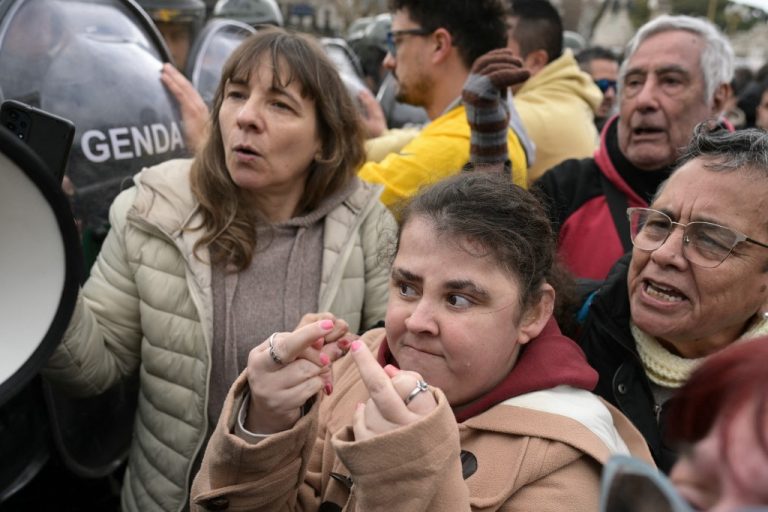 Milei veta leis sociais e amplia tensão com oposição e pessoas com deficiência na Argentina