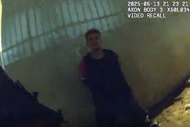 Jeferson de Souza, rendido e em prantos, instantes antes de ser executado por PMs no centro de São Paulo