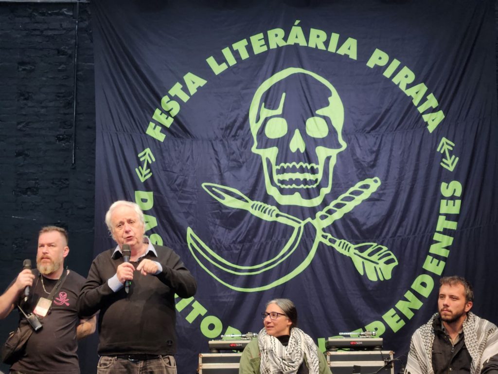 Historiador Ilan Pappé durante mesa de abertura da Flipei 2025, realizada no Galpão Elza Soares, em São Paulo