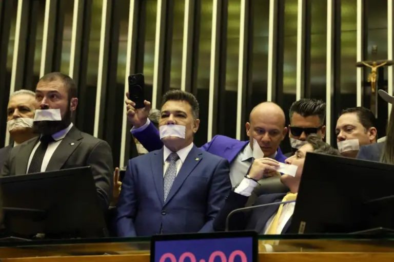 Isolada, direita usa recurso narrativo para manter base radical aquecida, diz analista político