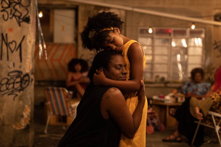 'Sociedade tem que colocar a mãe no colo', diz protagonista do filme 'A Melhor Mãe do Mundo'