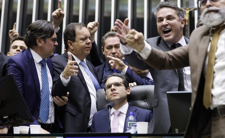Oposição no Congresso reage com desespero para evitar condenação de Bolsonaro, avalia jurista