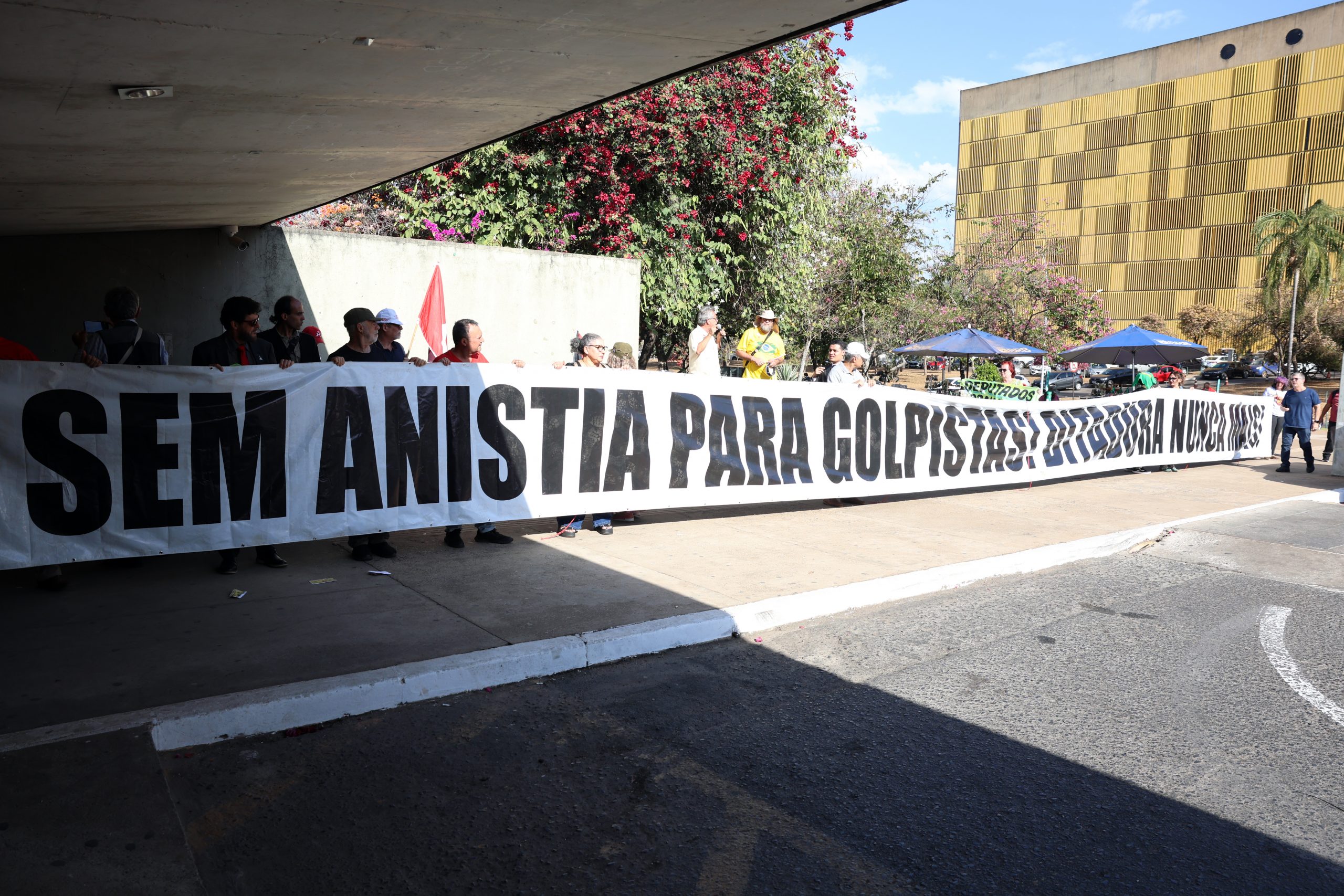 Protesto em frente a uma das entradas da Câmara dos Deputados, em Brasília, contra a anistia aos golpistas