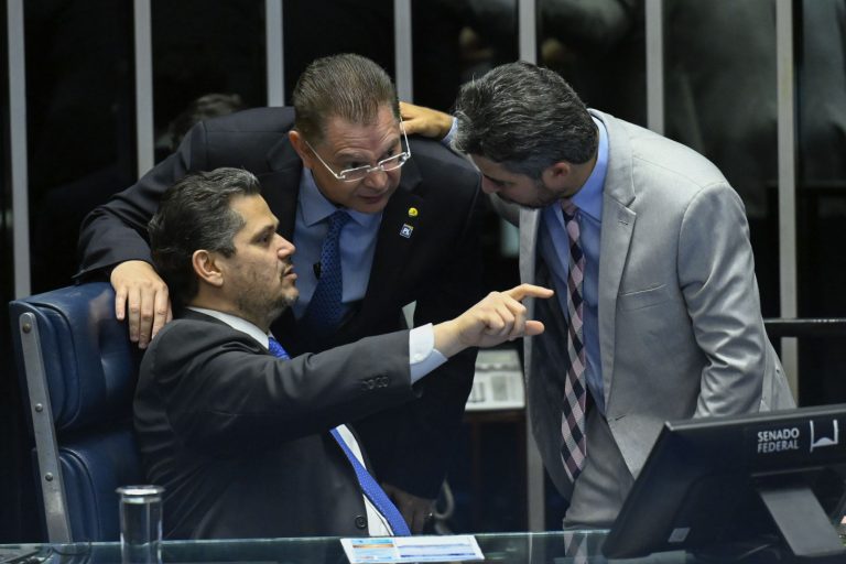 Banco Master: quatro pedidos de CPI e CPMI emperram na mesa de Hugo Motta e Davi Alcolumbre
