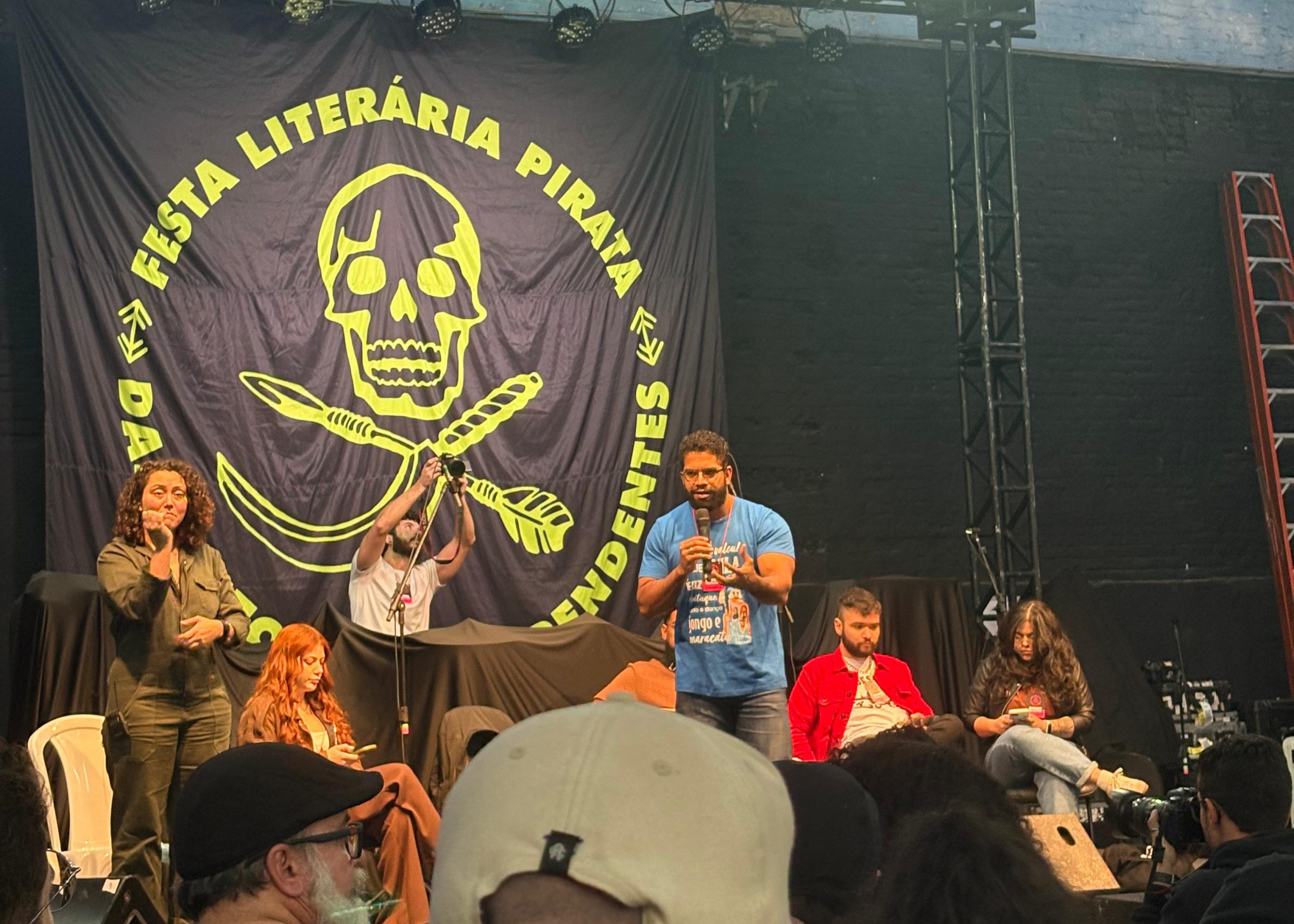 Mesa 'Sugados pelo algoritmo: a luta de classes nas redes sociais' na Flipei