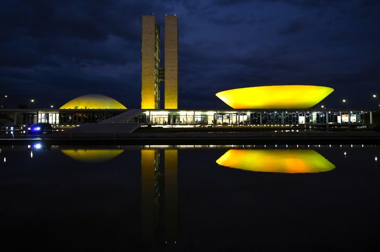 Após votarem a favor da PEC da Blindagem, deputados pedem desculpas nas redes sociais