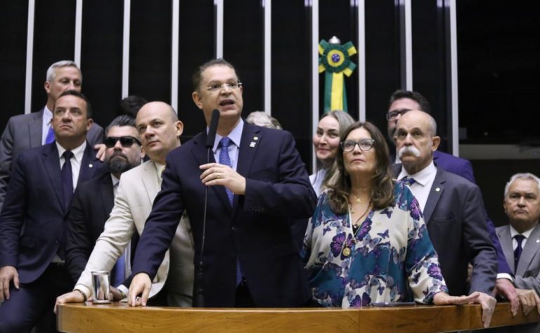 Motim e projeto para mudar foro são nova tática bolsonarista por anistia, dizem deputados