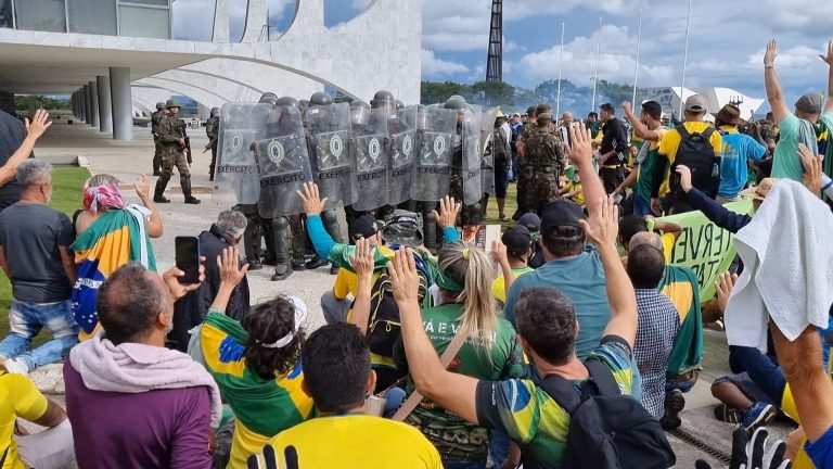 Do voto aos atos golpistas: documentário mostra rotina de eleitores nas eleições de 2022