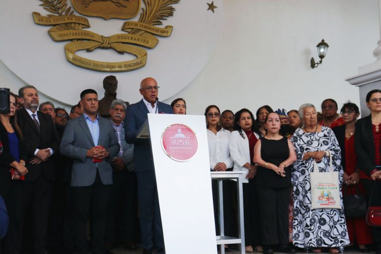 Parlamento da Venezuela denuncia 'agressão delirante' após EUA dobrarem recompensa por Maduro