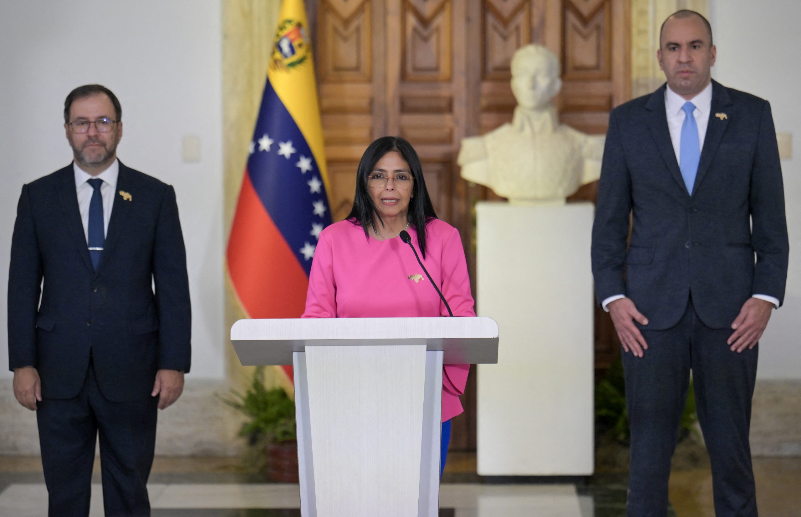 Delcy Rodríguez discursou em rede nacional ao lado do chanceler Yván Gil (esquerda) e o advogado do governo, Larry Devoe
