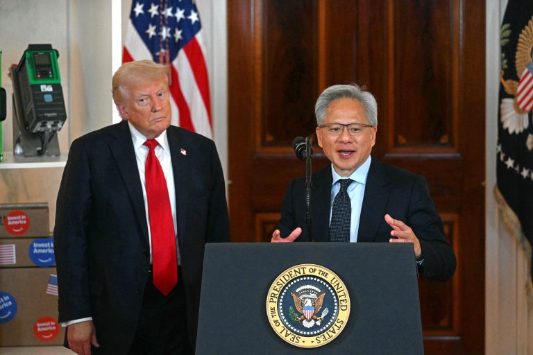 Trump usa lei de Biden como moeda de troca com fabricantes dos EUA e com a China