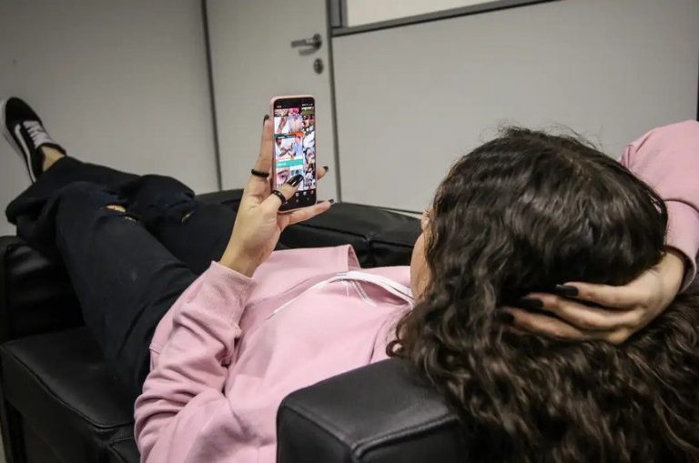 Felca mostra danos da sexualização infantil e papel de big techs na difusão desses conteúdos