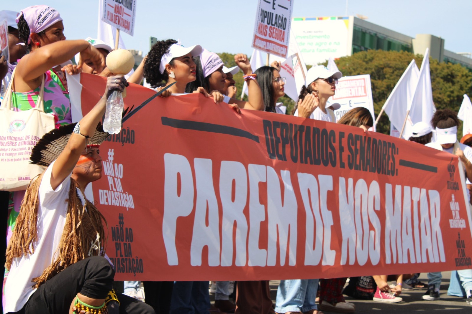 Mulheres do Movimento dos Atingidos por Barragens (MAB) marcham contra o PL da Devastação em Brasília (05/06/2025)