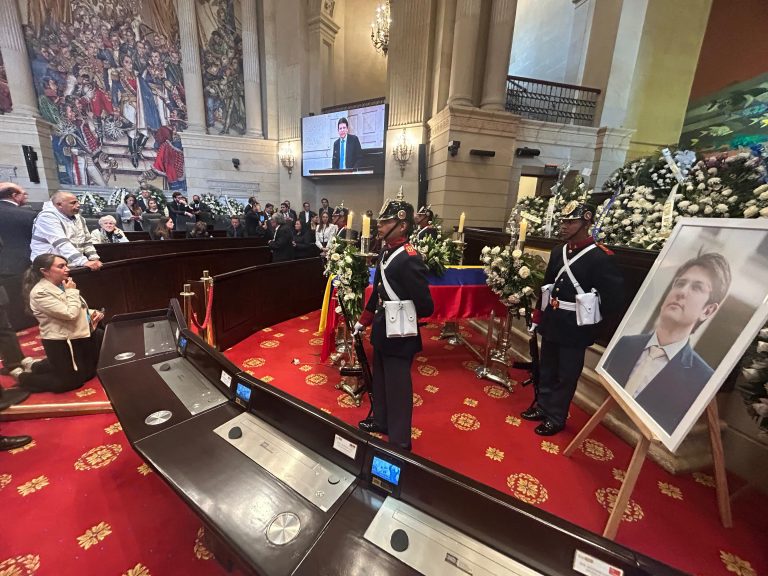 Morte de Uribe tem impacto imediato, mas não deve afetar eleições de 2026 na Colômbia