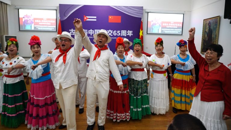 Chineses prestam homenagem a Fidel Castro nos 99 anos do nascimento do líder cubano