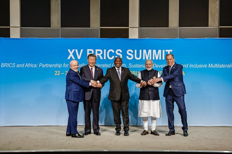 Tarifaço mostra importância do Brics e da coordenação com parceiros asiáticos, avalia professor