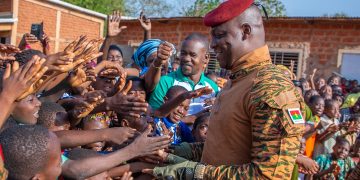 Ibrahim Traoré, presidente de Burkina Faso, foi uma das primeiras vozes a contestar a atuação militar francesa na África do Oeste