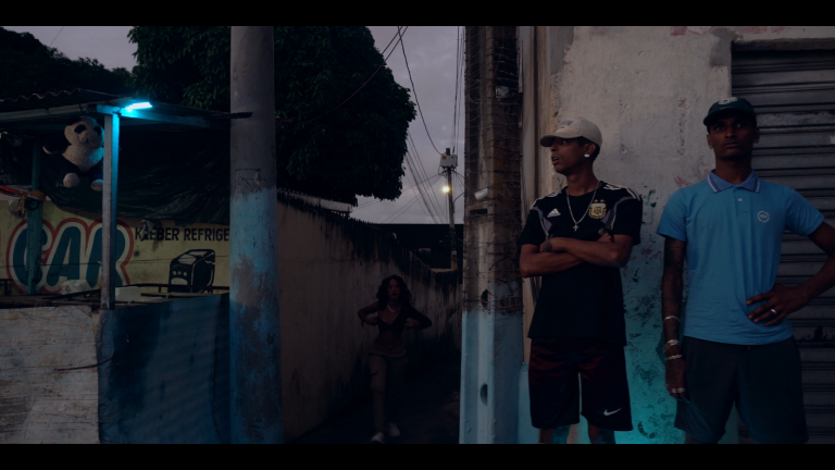 Produzido por estudantes, clipe musical de brega debate uso problemático de substâncias