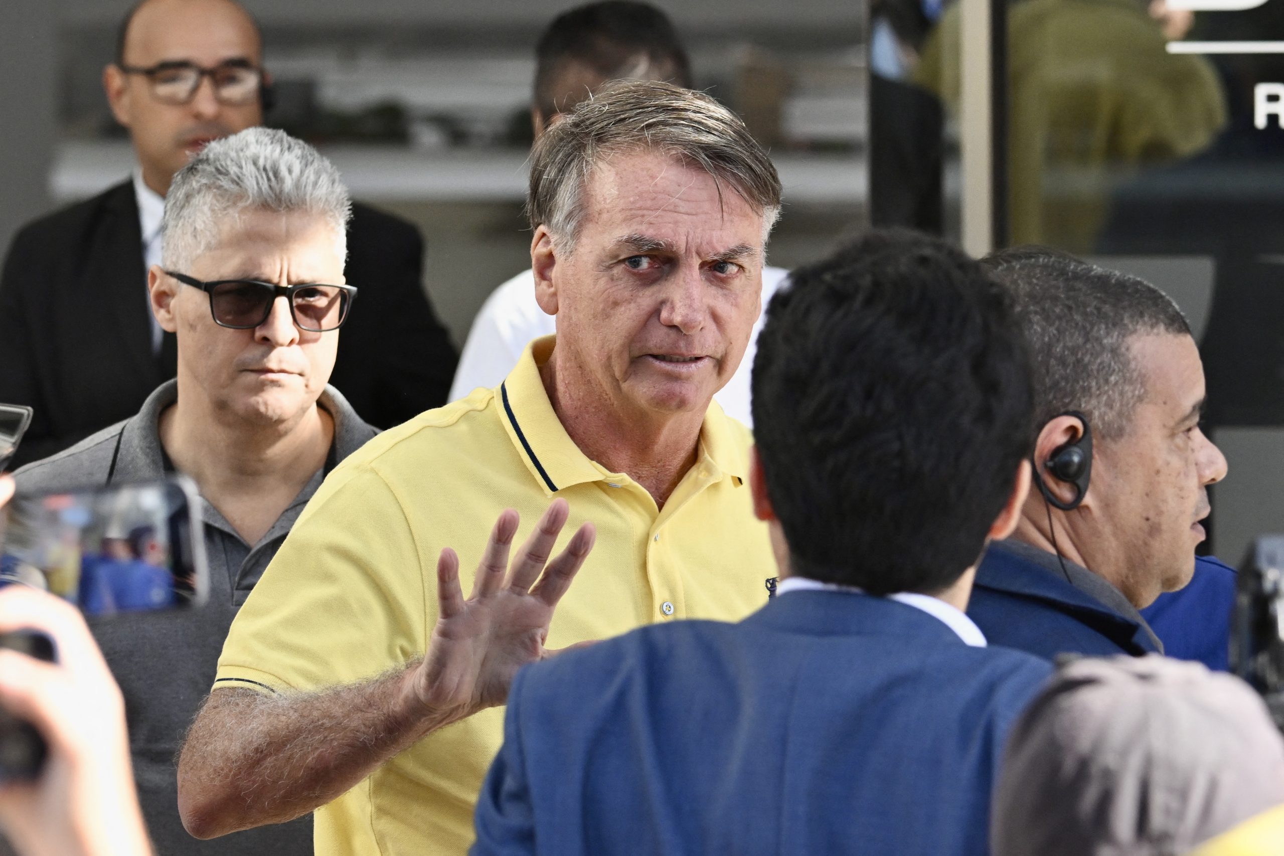 Investigações apontam que ex-presidente queria deixar o país