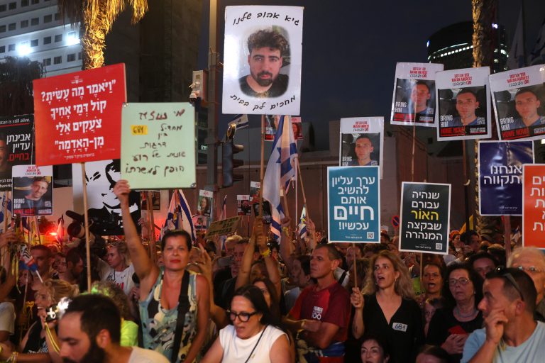 Em um dos maiores protestos contra Netanyahu, familiares de reféns pedem cessar-fogo em Gaza