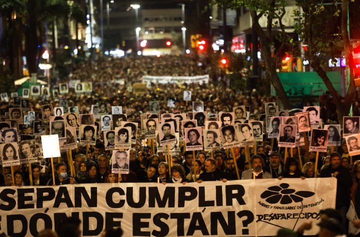 Imagens mostram o silêncio da marcha das mães no Uruguai