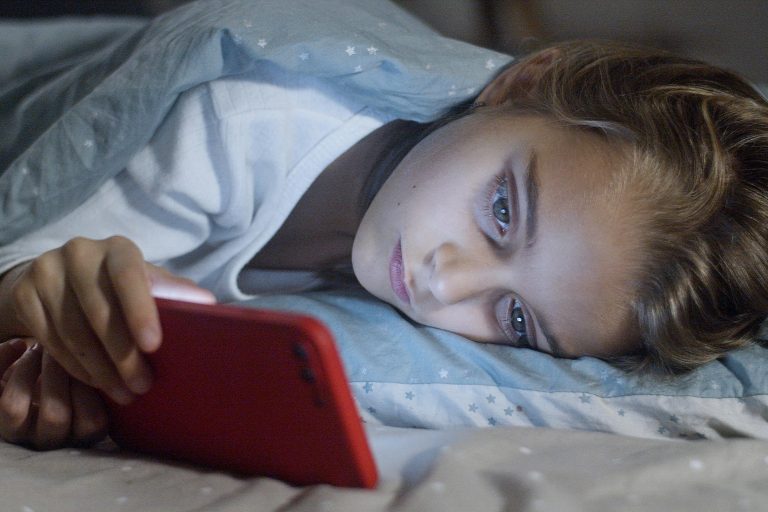 Especialistas defendem regulação de plataformas digitais para proteger crianças e adolescentes