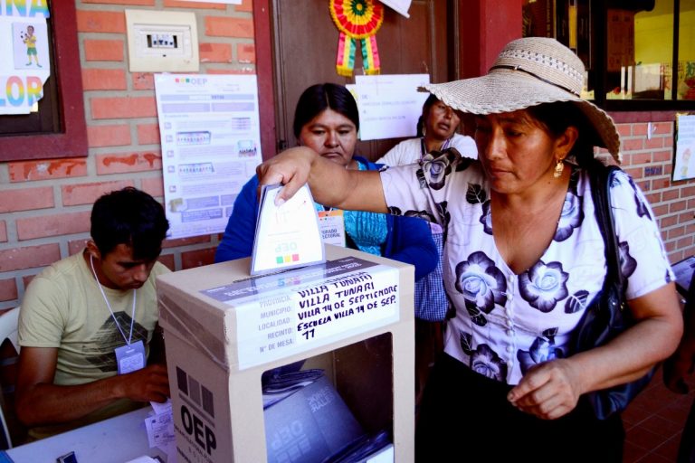 Segundo turno na Bolívia entre candidatos de direita reflete 'crise da esquerda no país'