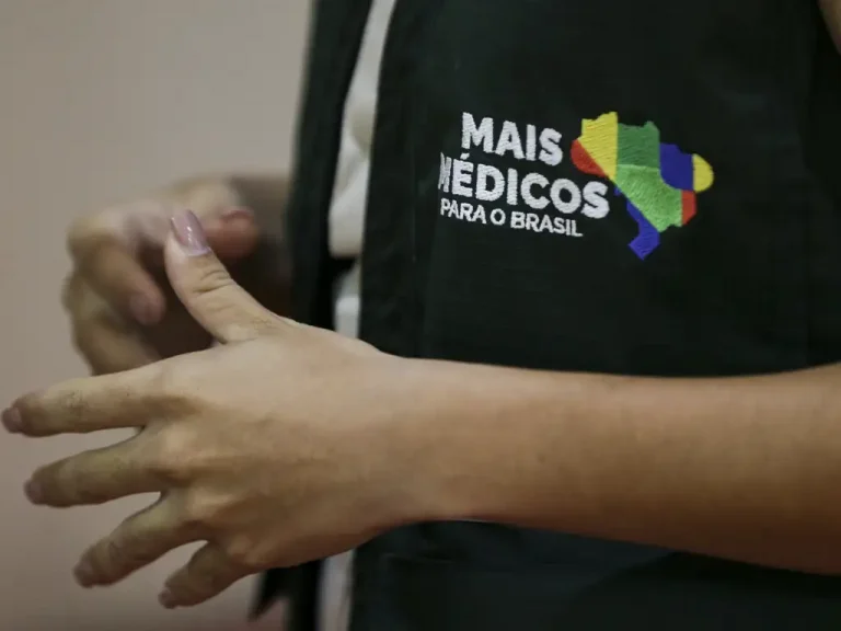 Médicos e Médicas Populares repudiam ataque dos EUA ao programa Mais Médicos