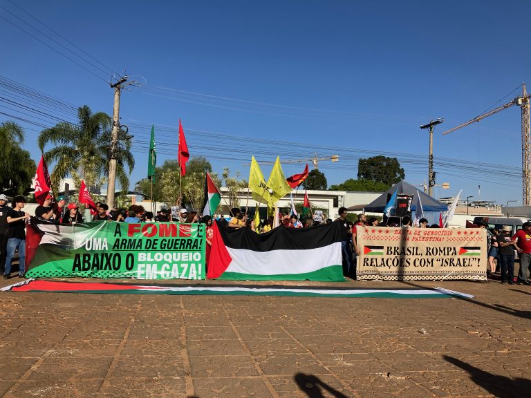 Protesto em frente à embaixada dos EUA denuncia uso da fome como tática de guerra em Gaza